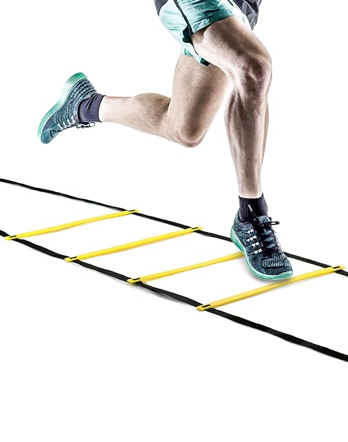 Scaletta QWORK stesa su fondo bianco, pioli gialli su fettuccia nera, un corridore che passa fra due di essi