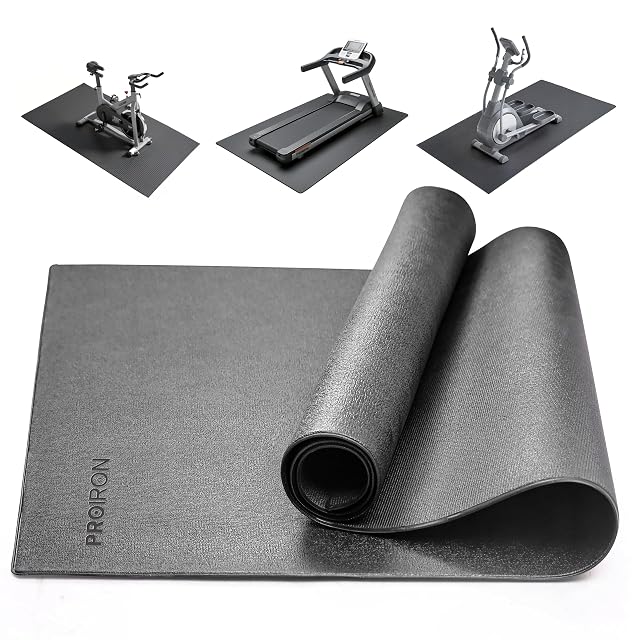Tappeto di protezione da pavimento arrotolabile PROIRON nero sotto un'attrezzatura da fitness