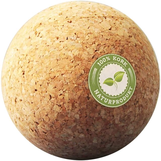 Una sola pallina di sughero a grana grossa che riempie l'inquadratura, un tondo verde 100% Kork Naturprodukt sul fianco