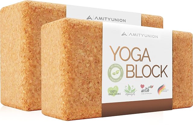 Due blocchi in sughero AMITYUNION sotto un'unica fascetta di carta su cui si legge Yoga Block, organic e Made in Portugal
